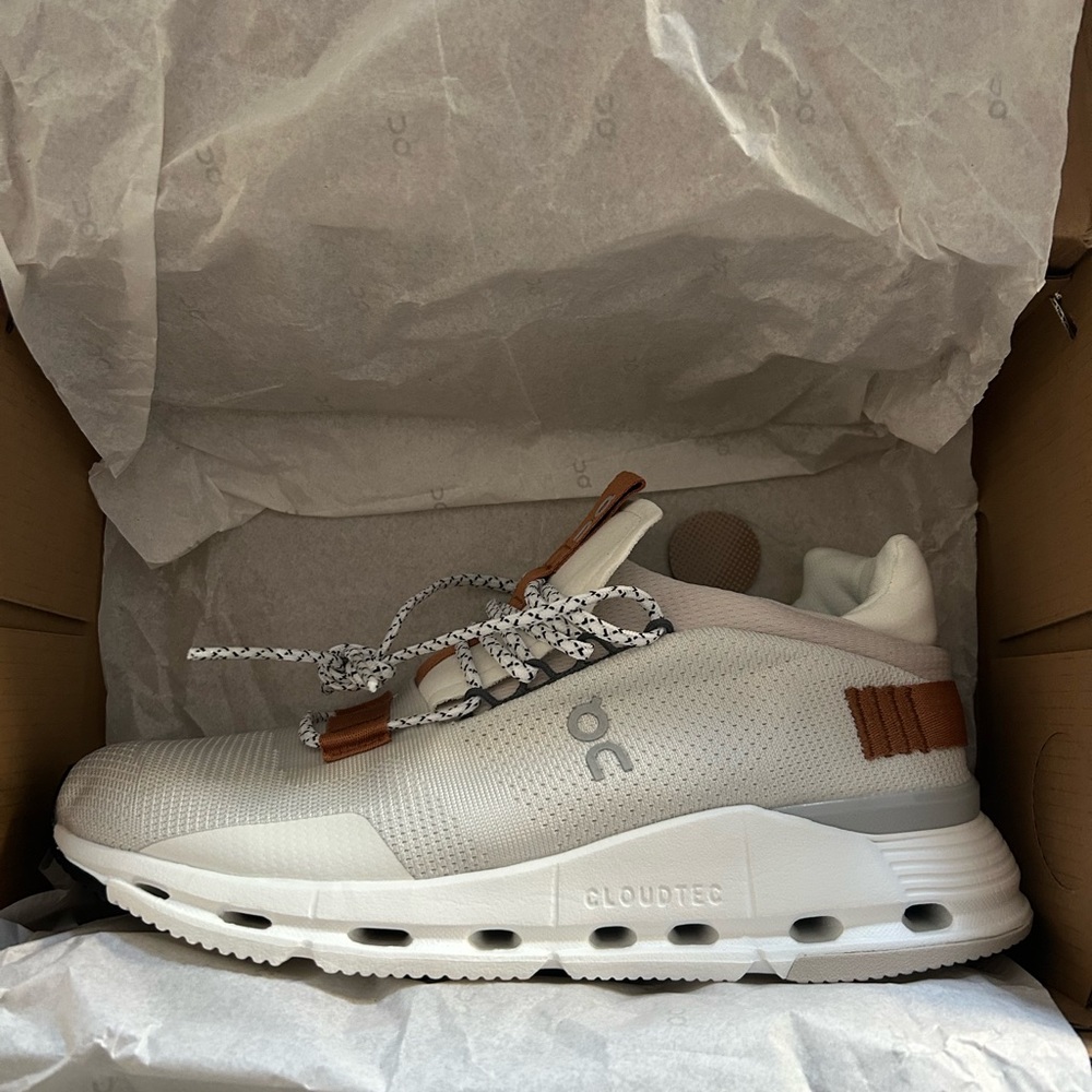 Women’s 8 On sneaker NWT